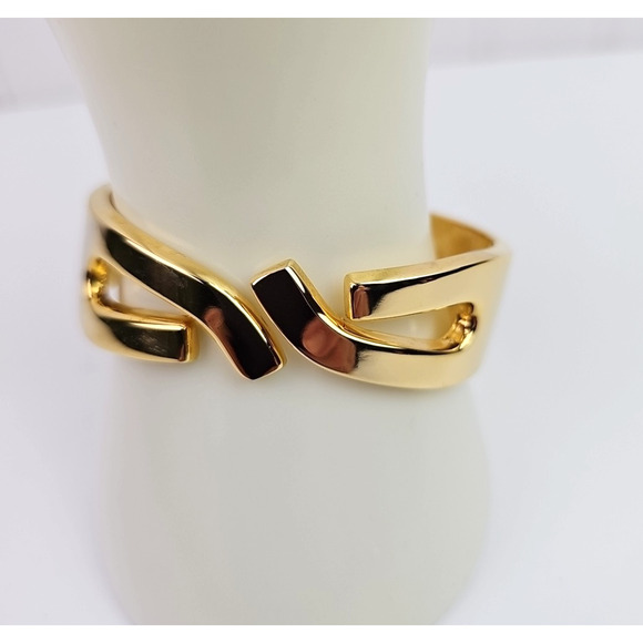 Vintage Gold-tone Bracelet Hinged Clapper 2.75 inch Oval Geometric Design Lovely - Picture 1 of 10